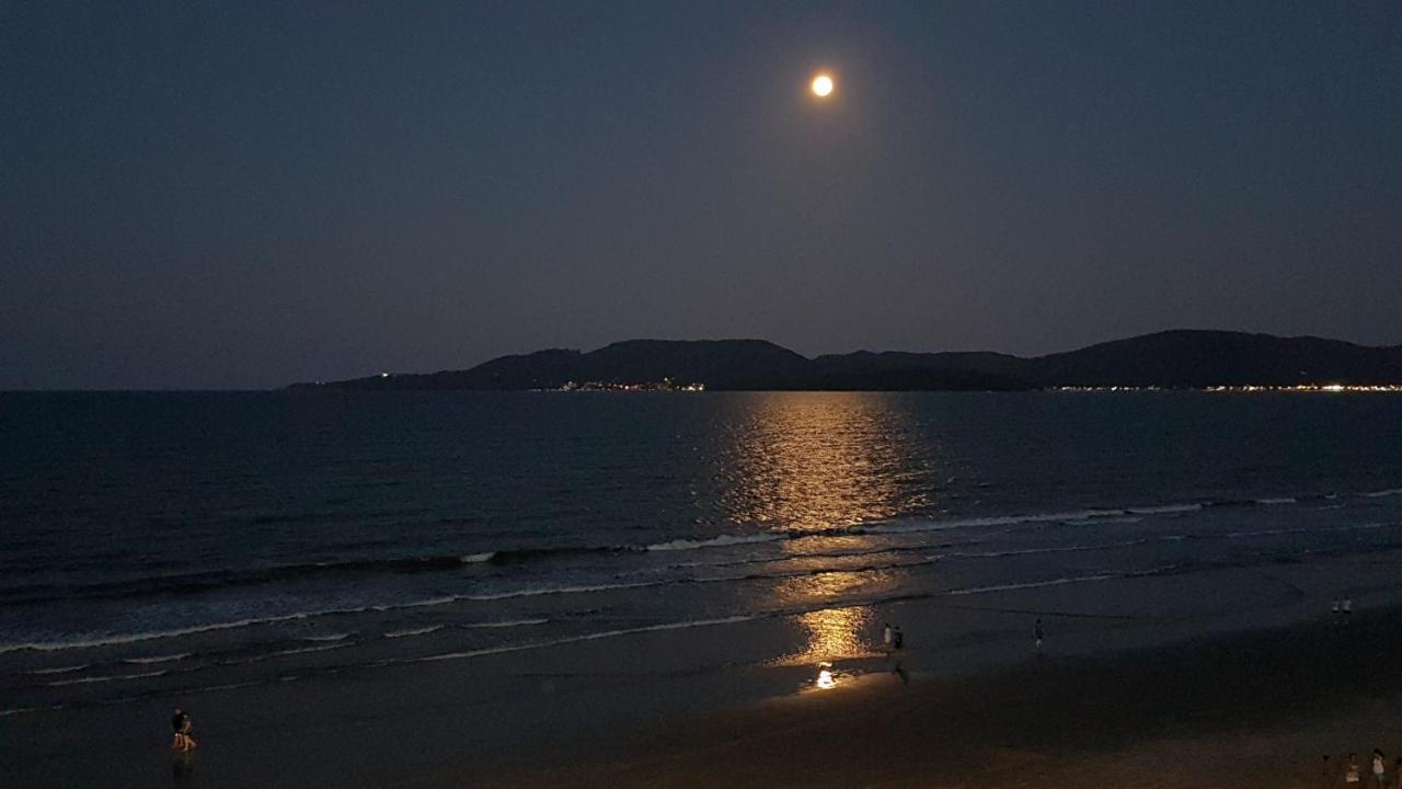 Apto na quadra do mar em Meia Praia Itapema, 2 dormitórios Exterior foto